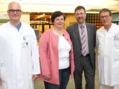 Ziehen in Sachen Sichtungspauschale konsequent an einem Strang: v.li. Dr. Patric Tralls, Chefarzt der Zentralen Notfallambulanz im Klinikum, Barbara Matthies, Geschäftsführerin des Klinikums, Gregor Hellmons, Geschäftsführer der Kplus Gruppe und Dr. Bernhard Plath, Chefarzt der Zentralen Aufnahme-Einheit der St. Lukas Klinik. (Foto: © B. Glumm)