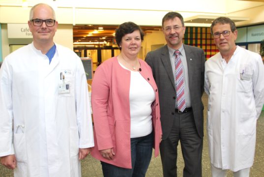 Ziehen in Sachen Sichtungspauschale konsequent an einem Strang: v.li. Dr. Patric Tralls, Chefarzt der Zentralen Notfallambulanz im Klinikum, Barbara Matthies, Geschäftsführerin des Klinikums, Gregor Hellmons, Geschäftsführer der Kplus Gruppe und Dr. Bernhard Plath, Chefarzt der Zentralen Aufnahme-Einheit der St. Lukas Klinik. (Foto: © B. Glumm)