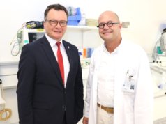 Arbeiten eng zusammen: Prof. Dr. Thomas Standl (li.), medizinischer Geschäftsführer des Klinikums, und Dr. Ulf Berger, Chefarzt der Klinik für Thoraxchirurgie am Petrus-Krankenhaus in Wuppertal. (Foto: © Bastian Glumm)