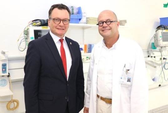 Arbeiten eng zusammen: Prof. Dr. Thomas Standl (li.), medizinischer Geschäftsführer des Klinikums, und Dr. Ulf Berger, Chefarzt der Klinik für Thoraxchirurgie am Petrus-Krankenhaus in Wuppertal. (Foto: © Bastian Glumm)