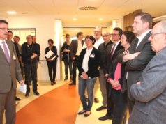 Hans-Jörg Schwarz (li.), Verwaltungsdirektor des Klinikums, begrüßte am Montagvormittag neben Oberbrügermeister Tim Kurzbach (2.v.re.) auch Dr. Hans-Joachim Müller-Stöver (re.), Aufsichtsratvorsitzender des Klinikums. Die Geschäftsführung des Klinikums um Barbara Matthies (3.v.re.) und Prof. Dr. Thomas Standl (4.v.re.) war beim Rundgang ebenfalls dabei. (Foto: © Bastian Glumm)