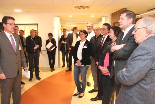 Hans-Jörg Schwarz (li.), Verwaltungsdirektor des Klinikums, begrüßte am Montagvormittag neben Oberbrügermeister Tim Kurzbach (2.v.re.) auch Dr. Hans-Joachim Müller-Stöver (re.), Aufsichtsratvorsitzender des Klinikums. Die Geschäftsführung des Klinikums um Barbara Matthies (3.v.re.) und Prof. Dr. Thomas Standl (4.v.re.) war beim Rundgang ebenfalls dabei. (Foto: © Bastian Glumm)