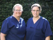 Ehrenamtlich im Einsatz für Kinder in Angola: Charlotte Stehn (li.) und Dr. Svenja Wildfeuer vom Klinikum Solingen. (Foto: © Bastian Glumm)