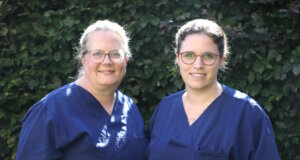 Ehrenamtlich im Einsatz für Kinder in Angola: Charlotte Stehn (li.) und Dr. Svenja Wildfeuer vom Klinikum Solingen. (Foto: © Bastian Glumm)