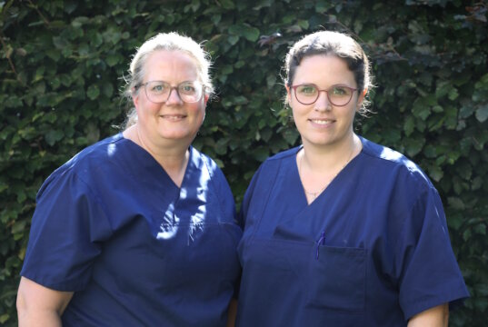 Ehrenamtlich im Einsatz für Kinder in Angola: Charlotte Stehn (li.) und Dr. Svenja Wildfeuer vom Klinikum Solingen. (Foto: © Bastian Glumm)