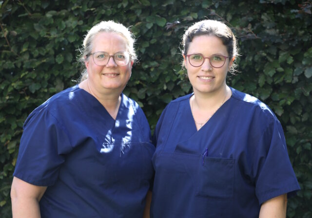 Ehrenamtlich im Einsatz für Kinder in Angola: Charlotte Stehn (li.) und Dr. Svenja Wildfeuer vom Klinikum Solingen. (Foto: © Bastian Glumm)