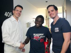 Der Tag des Abschieds aus dem Kinikum: Dr. Oliver Voß (li.), Oberarzt der Klinik für Unfallchirurgie, Orthopädie und Handchirurgie am Klinikum, entlässt seinen Patienten Steven Jacob Amunga. Auch Physiotherapeut Michele Lorenzo Patricelli (re.) verabschiedet sich. (Foto: © Bastian Glumm)