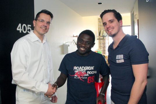 Der Tag des Abschieds aus dem Kinikum: Dr. Oliver Voß (li.), Oberarzt der Klinik für Unfallchirurgie, Orthopädie und Handchirurgie am Klinikum, entlässt seinen Patienten Steven Jacob Amunga. Auch Physiotherapeut Michele Lorenzo Patricelli (re.) verabschiedet sich. (Foto: © Bastian Glumm)