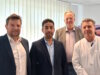 Solingen: Syriens Gesundheitsminister besucht das Klinikum Besuch im Städtischen Klinikum Solingen: Syriens Gesundheitsminister Musaab Nazzal al-Ali (2.v.l.) traf sich mit Kai Sturmfels (li.), Kaufmännischer Direktor des Klinikums, Geschäftsführer Prof. Dr. Martin Eversmeyer (2.v.re.) und Priv.-Doz. Dr. Ralf Buhl zum Austausch über die Herausforderungen des Gesundheitswesens und mögliche Formen der Zusammenarbeit. (Foto: © Klinikum Solingen)