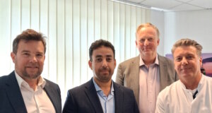 Solingen: Syriens Gesundheitsminister besucht das Klinikum Besuch im Städtischen Klinikum Solingen: Syriens Gesundheitsminister Musaab Nazzal al-Ali (2.v.l.) traf sich mit Kai Sturmfels (li.), Kaufmännischer Direktor des Klinikums, Geschäftsführer Prof. Dr. Martin Eversmeyer (2.v.re.) und Priv.-Doz. Dr. Ralf Buhl zum Austausch über die Herausforderungen des Gesundheitswesens und mögliche Formen der Zusammenarbeit. (Foto: © Klinikum Solingen)