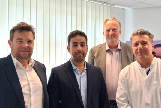 Besuch im Städtischen Klinikum Solingen: Syriens Gesundheitsminister Musaab Nazzal al-Ali (2.v.l.) traf sich mit Kai Sturmfels (li.), Kaufmännischer Direktor des Klinikums, Geschäftsführer Prof. Dr. Martin Eversmeyer (2.v.re.) und Priv.-Doz. Dr. Ralf Buhl zum Austausch über die Herausforderungen des Gesundheitswesens und mögliche Formen der Zusammenarbeit. (Foto: © Klinikum Solingen)