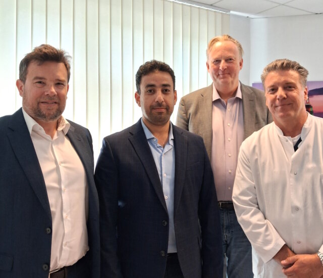 klinikum-syrien-gesundheitsminister Besuch im Städtischen Klinikum Solingen: Syriens Gesundheitsminister Musaab Nazzal al-Ali (2.v.l.) traf sich mit Kai Sturmfels (li.), Kaufmännischer Direktor des Klinikums, Geschäftsführer Prof. Dr. Martin Eversmeyer (2.v.re.) und Priv.-Doz. Dr. Ralf Buhl zum Austausch über die Herausforderungen des Gesundheitswesens und mögliche Formen der Zusammenarbeit. (Foto: © Klinikum Solingen)