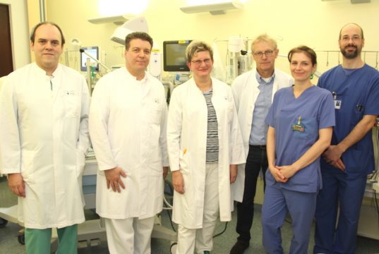 Sie alle und ganz viele Kolleginnen und Kollegen mehr zogen im Solinger Klinikum an einem Strang, um den kleinen Max zurück ins Leben zu holen: v.li. Dr. Michael Bosten (Oberarzt Klinik für Anästhesie, Operative Intensiv- und Palliativmedizin), PD Dr. Ralf Buhl (Ärztlicher Direktor / Chefarzt der Klinik für Neurochirurgie), Dr. Jutta Adler (Oberärztin Klinik für Kinder- und Jugendmedizin), Dr. Volker Soditt (Chefarzt der Klinik für Kinder- und Jugendmedizin), Eva Vormann (Gesundheits- und Kinderkrankenpflegerin Kinderintensivstation) und Marcus Obermayer (stellvertretende Gruppenleitung Kinderintensivstation). (Foto: © Bastian Glumm)