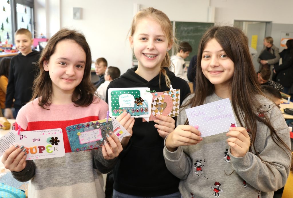 Die 11-13-jährigen Schülerinnen und Schüler von vier Klassen des 6. Jahrgangs der Theodor-Heuss-Schule erstellten diese Woche sogenannte „Mind-Splash“-Karten. (Foto: © Bastian Glumm)