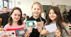Die 11-13-jährigen Schülerinnen und Schüler von vier Klassen des 6. Jahrgangs der Theodor-Heuss-Schule erstellten diese Woche sogenannte „Mind-Splash“-Karten. (Foto: © Bastian Glumm)