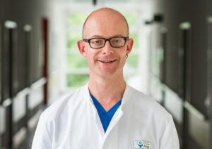 Dr. Tim Lohoff ist Oberarzt und Transfusionsverantwortlicher Arzt der Klinik für Anästhesie, Operative Intensiv- und Palliativmedizin am Klinikum Solingen. (Foto: © Klinikum Solingen)