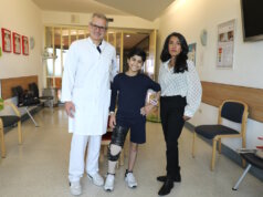 Prof. Dr. Sascha Flohé (Chefarzt Unfallchirurgie), Abdulah und Maryam Sabri vom Friedensdorf International freuen sich über die erfolgreichen Fortschritte der Behandlung im Städtischen Klinikum Solingen. (Foto: © Bastian Glumm)