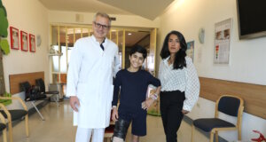 Prof. Dr. Sascha Flohé (Chefarzt Unfallchirurgie), Abdulah und Maryam Sabri vom Friedensdorf International freuen sich über die erfolgreichen Fortschritte der Behandlung im Städtischen Klinikum Solingen. (Foto: © Bastian Glumm)