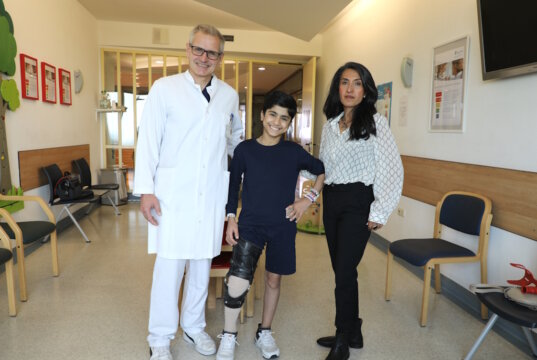 Prof. Dr. Sascha Flohé (Chefarzt Unfallchirurgie), Abdulah und Maryam Sabri vom Friedensdorf International freuen sich über die erfolgreichen Fortschritte der Behandlung im Städtischen Klinikum Solingen. (Foto: © Bastian Glumm)