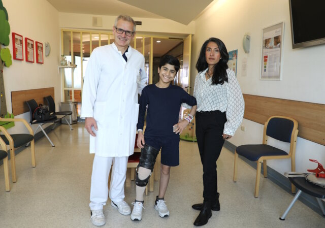 klinikum-unfallchirurgie-junge-afghanistan Prof. Dr. Sascha Flohé (Chefarzt Unfallchirurgie), Abdulah und Maryam Sabri vom Friedensdorf International freuen sich über die erfolgreichen Fortschritte der Behandlung im Städtischen Klinikum Solingen. (Foto: © Bastian Glumm)