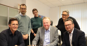 Pathologie am Städtischen Klinikum Solingen neu vergeben Vertragsunterzeichnung im Klinikum Solingen: v.li. PD Dr. med. Alberto Perez Bouza (Geschäftsführer und ärztlicher Leiter MVZ Pathologie und Zytologie Rhein-Sieg), PD Dr. med. Martin Braun (Geschäftsführer und ärztlicher Leiter MVZ Pathologie und Zytologie Rhein-Sieg), Dr. med. Nora Hinsch (Vertreterin der Geschäftsführung und Stellvertreterin der ärztlichen Leitung MVZ Pathologie Düren), Prof. Dr. Martin Eversmeyer (Vorsitzender der Geschäftsführung Klinikum Solingen), Heike Bohlmann (Geschäftsführerin Servicegesellschaft Klinikum Solingen) und Prof. Dr. Thomas Standl (Medizinischer Geschäftsführer Klinikum Solingen). (Foto: © Bastian Glumm)