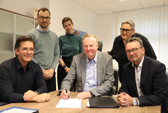 Vertragsunterzeichnung im Klinikum Solingen: v.li. PD Dr. med. Alberto Perez Bouza (Geschäftsführer und ärztlicher Leiter MVZ Pathologie und Zytologie Rhein-Sieg), PD Dr. med. Martin Braun (Geschäftsführer und ärztlicher Leiter MVZ Pathologie und Zytologie Rhein-Sieg), Dr. med. Nora Hinsch (Vertreterin der Geschäftsführung und Stellvertreterin der ärztlichen Leitung MVZ Pathologie Düren), Prof. Dr. Martin Eversmeyer (Vorsitzender der Geschäftsführung Klinikum Solingen), Heike Bohlmann (Geschäftsführerin Servicegesellschaft Klinikum Solingen) und Prof. Dr. Thomas Standl (Medizinischer Geschäftsführer Klinikum Solingen). (Foto: © Bastian Glumm)