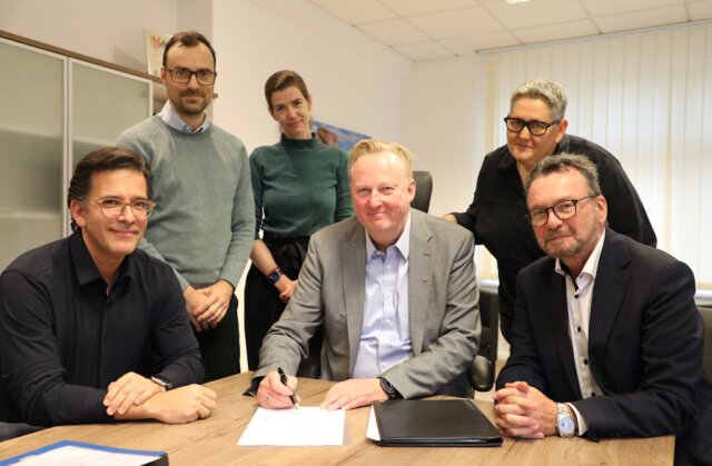 klinikum-unterschrift-pathologie-oktober-2025 Vertragsunterzeichnung im Klinikum Solingen: v.li. PD Dr. med. Alberto Perez Bouza (Geschäftsführer und ärztlicher Leiter MVZ Pathologie und Zytologie Rhein-Sieg), PD Dr. med. Martin Braun (Geschäftsführer und ärztlicher Leiter MVZ Pathologie und Zytologie Rhein-Sieg), Dr. med. Nora Hinsch (Vertreterin der Geschäftsführung und Stellvertreterin der ärztlichen Leitung MVZ Pathologie Düren), Prof. Dr. Martin Eversmeyer (Vorsitzender der Geschäftsführung Klinikum Solingen), Heike Bohlmann (Geschäftsführerin Servicegesellschaft Klinikum Solingen) und Prof. Dr. Thomas Standl (Medizinischer Geschäftsführer Klinikum Solingen). (Foto: © Bastian Glumm)