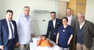 Freuen sich über eine erfolgreiche Behandlung: v.li. Klinikum -Aufsichtsratvorsitzender Kai Sturmfels, Prof. Dr. Markus Heuser, Kakar Qudratullah, Prof. Dr. Thomas Standl, Kinderkrankenschwester Britta Heß, Dr. Martin Eversmeyer und Friedensdorf-Botschafter Uli Preuss. (Foto: © Bastian Glumm)