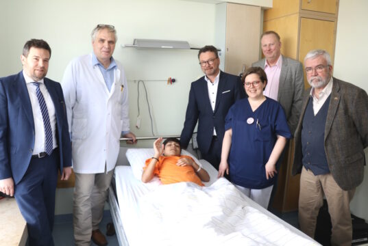 Freuen sich über eine erfolgreiche Behandlung: v.li. Klinikum -Aufsichtsratvorsitzender Kai Sturmfels, Prof. Dr. Markus Heuser, Kakar Qudratullah, Prof. Dr. Thomas Standl, Kinderkrankenschwester Britta Heß, Dr. Martin Eversmeyer und Friedensdorf-Botschafter Uli Preuss. (Foto: © Bastian Glumm)