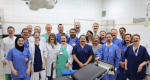 Gemeinsam für die Männergesundheit: Das Urologie-Team im Klinikum Solingen beteiligt sich an der Movember-Kampagne und macht mit Schnurrbärten auf wichtige Vorsorgethemen aufmerksam. (Foto: © Bastian Glumm)