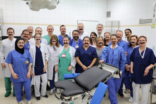 Gemeinsam für die Männergesundheit: Das Urologie-Team im Klinikum Solingen beteiligt sich an der Movember-Kampagne und macht mit Schnurrbärten auf wichtige Vorsorgethemen aufmerksam. (Foto: © Bastian Glumm)