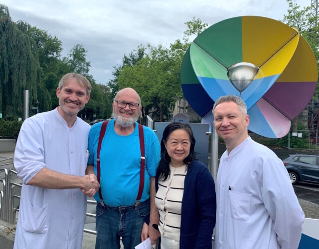 klinikum-urologie-patient-kanada Oberarzt Dr. Jan Schneider, Patient Lloyd Larsen mit seiner Frau Amanda Llarson sowie Assistenzarzt Dimitri Cherkasov (v.l.n.r.) nach der erfolgreichen Blasenkrebsbehandlung am Städtischen Klinikum Solingen. (Foto: © Klinikum Solingen)