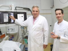 Prof. Dr. Markus Heuser (li.) ist Chefarzt der Klinik für Urologie und Kinderurologie im Solinger Klinikum. An seiner Seite: Oberarzt Dr. Tobias Müllen, der gleichzeitig Zentrumskoordinator des Prostatakrebszentrums Solingen ist. (Foto: © Bastian Glumm)