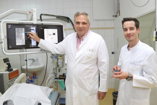 Prof. Dr. Markus Heuser (li.) ist Chefarzt der Klinik für Urologie und Kinderurologie im Solinger Klinikum. An seiner Seite: Oberarzt Dr. Tobias Müllen, der gleichzeitig Zentrumskoordinator des Prostatakrebszentrums Solingen ist. (Foto: © Bastian Glumm)