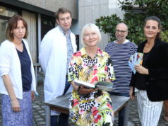 Freuen sich über den Start der Vorleseaktion: v.li. Dr Ruth Klaren (Leiterin SPZ), Dr. Sven Propson (Chefarzt Kinderklinik im Klinikum Solingen), Sabine Braidwood (Grüne Damen), Rainer Francke (Bücherwald) und Sandra Kratz (Psychologin im SPZ). (Foto: © Bastian Glumm)
