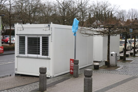 Das Klinikum nimmt jetzt Wartecontainer für Abhol- und Begleitpersonen in Betrieb. (Foto: © Bastian Glumm)