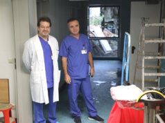 Solingen: Wasserschaden löst Großeinsatz im Klinikum aus Nach dem Rohrbruch und der daraus resultierenden Überflutung im Untergeschoss des Städtischen Klinikums Solingen begutachten Dr. Robert Pölsler (li.), Departementleiter Rhythmologie, und Salih Imeri, Leiter der kardiologischen Funktion, die Schäden in den betroffenen Bereichen. (Foto: © Bastian Glumm)