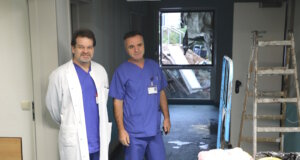 Solingen: Wasserschaden löst Großeinsatz im Klinikum aus Nach dem Rohrbruch und der daraus resultierenden Überflutung im Untergeschoss des Städtischen Klinikums Solingen begutachten Dr. Robert Pölsler (li.), Departementleiter Rhythmologie, und Salih Imeri, Leiter der kardiologischen Funktion, die Schäden in den betroffenen Bereichen. (Foto: © Bastian Glumm)