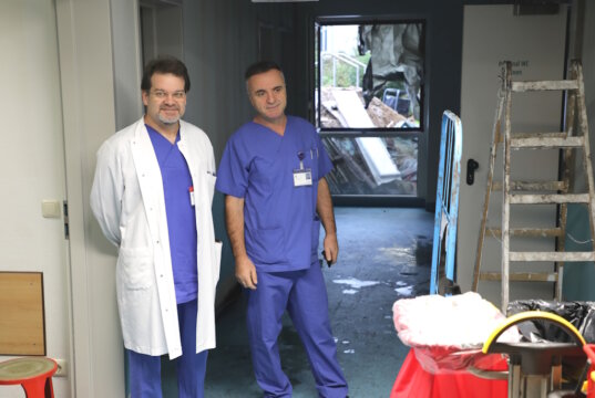 Nach dem Rohrbruch und der daraus resultierenden Überflutung im Untergeschoss des Städtischen Klinikums Solingen begutachten Dr. Robert Pölsler (li.), Departementleiter Rhythmologie, und Salih Imeri, Leiter der kardiologischen Funktion, die Schäden in den betroffenen Bereichen. (Foto: © Bastian Glumm)