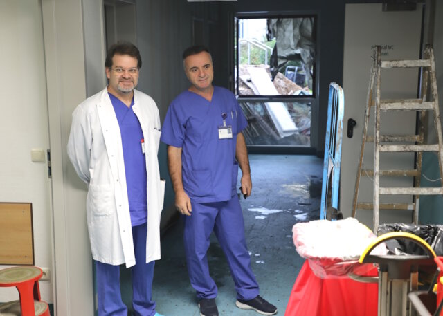 klinikum-wasserschaden-kardiologie-dezember-2025 (1) Nach dem Rohrbruch und der daraus resultierenden Überflutung im Untergeschoss des Städtischen Klinikums Solingen begutachten Dr. Robert Pölsler (li.), Departementleiter Rhythmologie, und Salih Imeri, Leiter der kardiologischen Funktion, die Schäden in den betroffenen Bereichen. (Foto: © Bastian Glumm)