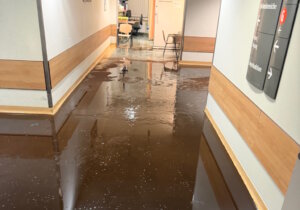 Nach dem geplatzten Heizungsrohr stand der Flur im Untergeschoss des Städtischen Klinikums Solingen großflächig unter Wasser; der übergelaufene Bereich führt direkt zu den kardiologischen Funktionsräumen. (Foto: © Klinikum Solingen)
