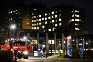 Einsatzkräfte der Feuerwehr Solingen rücken in den frühen Morgenstunden zum Städtischen Klinikum aus, nachdem ein geplatztes Heizungsrohr die Brandmeldeanlage ausgelöst und einen Großeinsatz im Untergeschoss des Hauses A erforderlich gemacht hatte. (Foto: © Tim Oelbermann)