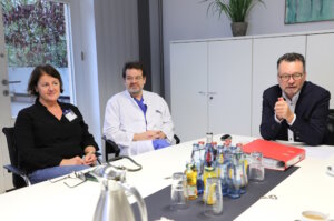 Informierten die Medien am Mittwochmorgen über den Rohrbruch im Klinikum Solingen: v.li. Pflegedirektroin Heike Zinn, Dr. Robert Pölsler und Prof .Dr. Thomas Standl. (Foto: © Bastian Glumm)