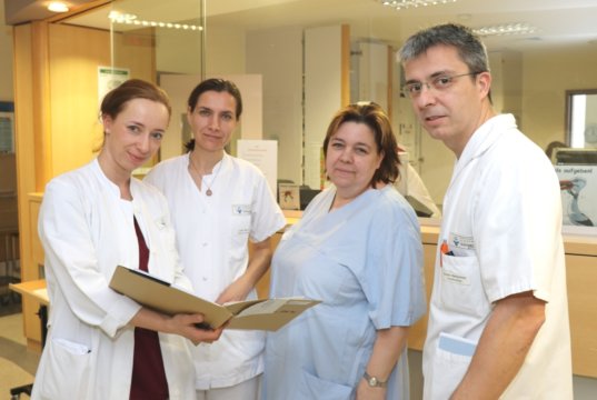 Laden am kommenden Montag am Weltkrebstag zum Informationsnachmittag ins Klinikum ein: Dr. Myriam Rörig von der Klinik für Frauenheilkunde mit Ulrike Mann, Nicole Sommerkamp und André Hankammer vom Team onkologische Fachpflege im Klinikum Solingen. (Foto: © Bastian Glumm)