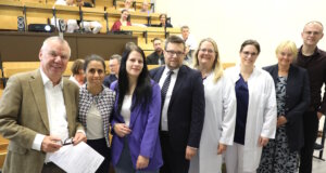 Kamen jetzt zur Verleihung der Wissenschaftspreise im Klinikum zusammen: v.li. Prof. Dr. Peter Heering (Freundeskreis Klinikum), Dr. Polina Todorova, Jennifer Hausmann, Kai Sturmfels (Freundeskreis), Charlotte Stehn, Dr. Svenja Wildfeuer, Dr. Claudia Janz und Dr. Anton Kozlov. (Foto: © Bastian Glumm)