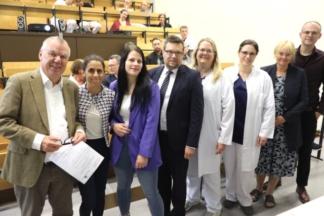 klinikum-wissenschaftspreis-oktober-2025-1 Kamen jetzt zur Verleihung der Wissenschaftspreise im Klinikum zusammen: v.li. Prof. Dr. Peter Heering (Freundeskreis Klinikum), Dr. Polina Todorova, Jennifer Hausmann, Kai Sturmfels (Freundeskreis), Charlotte Stehn, Dr. Svenja Wildfeuer, Dr. Claudia Janz und Dr. Anton Kozlov. (Foto: © Bastian Glumm)