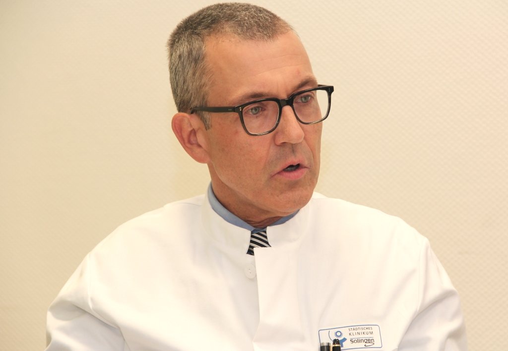 Prof. Dr. Wolfgang Schwenk ist Chefarzt der Klinik für Allgemein-, Viszeral- und Gefäßchirurgie am Städtischen Klinikum Solingen. (Foto: © Bastian Glumm)