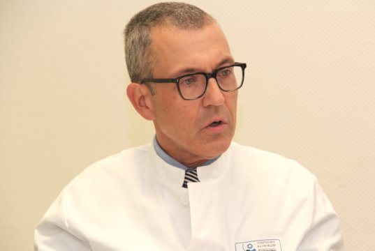 Prof. Dr. Wolfgang Schwenk ist Chefarzt der Klinik für Allgemein-, Viszeral- und Gefäßchirurgie am Städtischen Klinikum Solingen. (Foto: © Bastian Glumm)