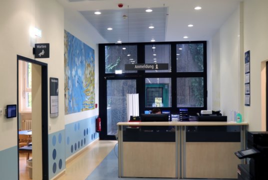 Aufnahme und Notfallpraxis befinden sich nach Umbau des Erdgeschosses von Haus G im Klinikum Solingen unter einem Dach und räumlich getrennt von der ZNA. (Foto: © Bastian Glumm)