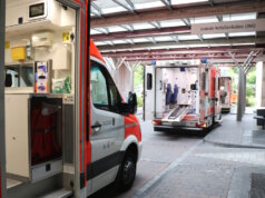 Rettungsfahrzeuge an der Zufahrt zur Zentralen Notfallambulanz (ZNA) des Klinikums. Der Bereich wird im Zuge der Bauarbeiten für den Neubau des Bettenhauses neu organisiert. (Archivfoto: © Bastian Glumm)